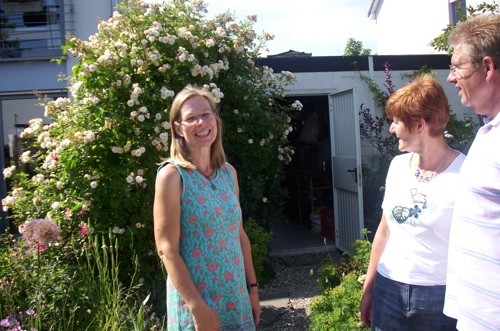 Dorothea Steffen im Gespräch mit Besuchern.